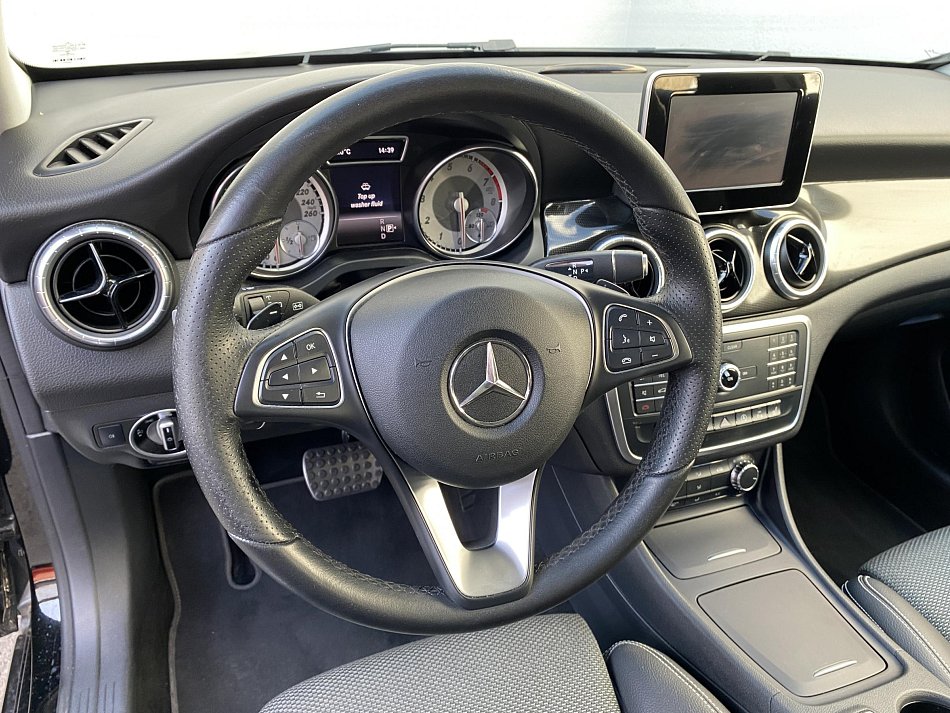 Mercedes-Benz CLA 1.6 i  180