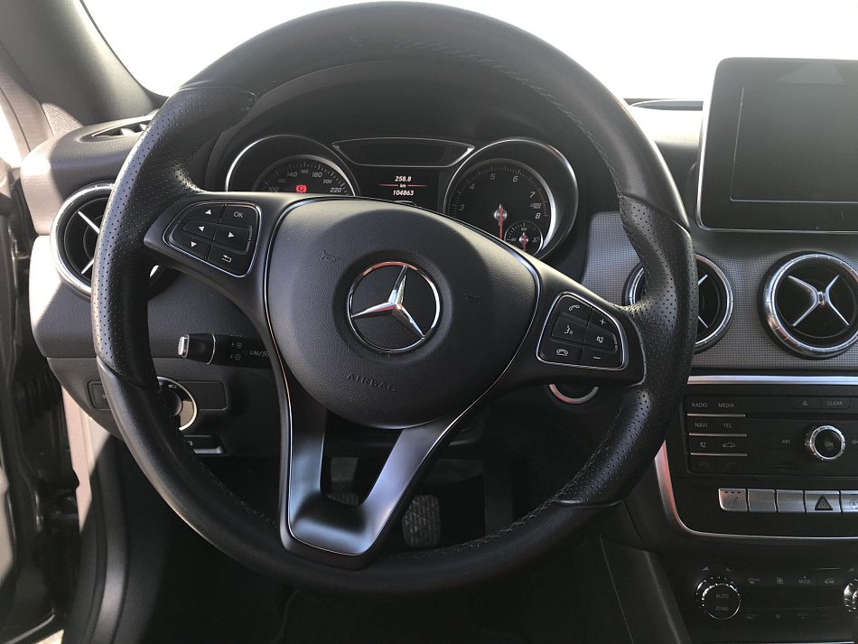 Mercedes-Benz CLA 1.6T  180