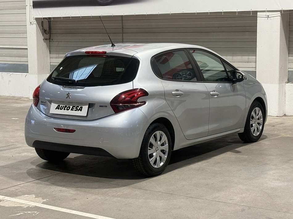 Peugeot 208 1.2i 