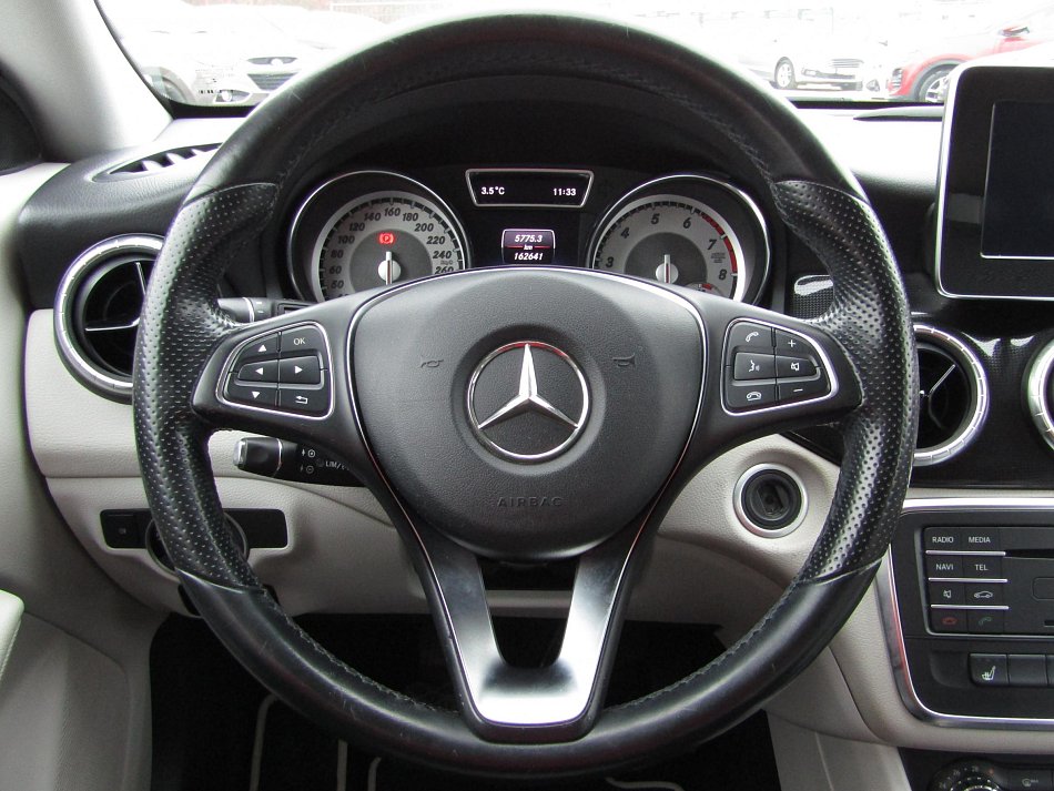 Mercedes-Benz CLA 1.6i  CLA180