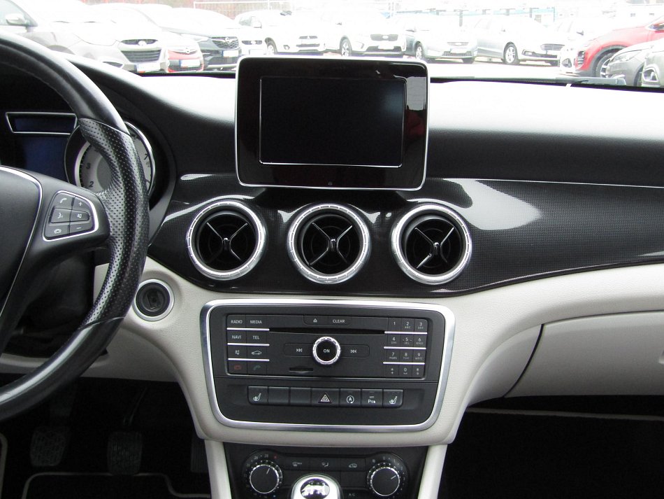 Mercedes-Benz CLA 1.6i  CLA180